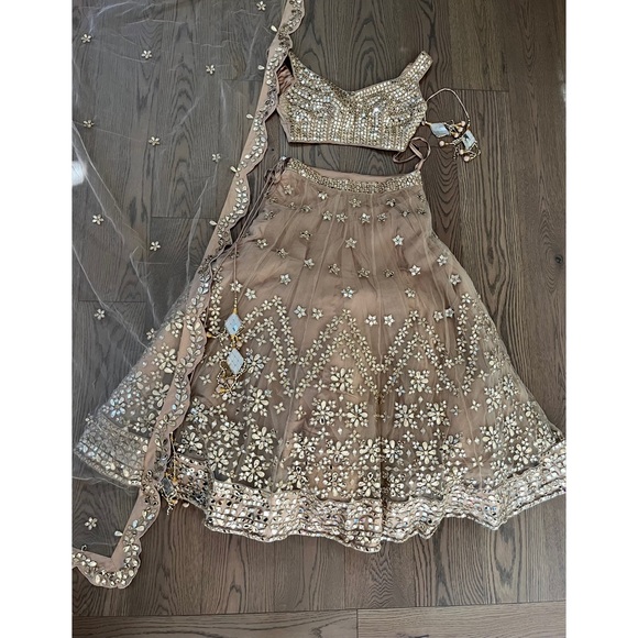 BEAUTIFUL MIRROR WORK CHAMPAGNE GOLD INDIAN PUNJABI LENGHA - Picture 2 of 3